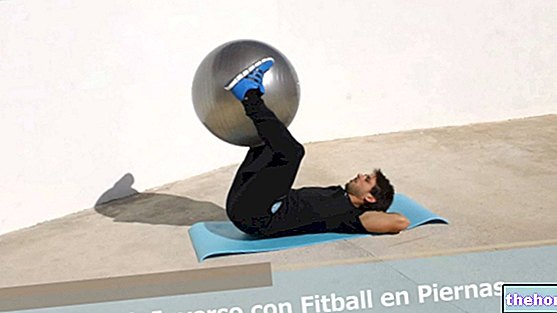 Crunch inverso con fitball - video-ejercicios