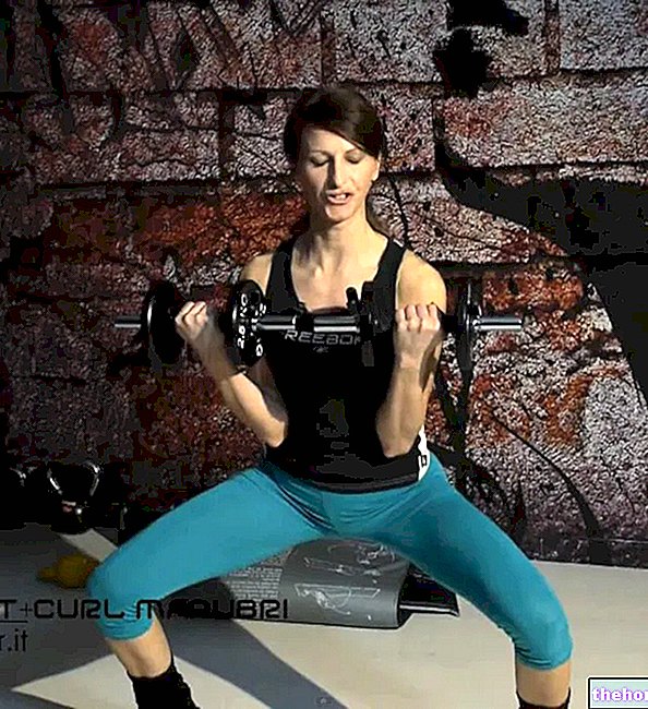 Sumo Squat dengan Dumbbell Curl - latihan video